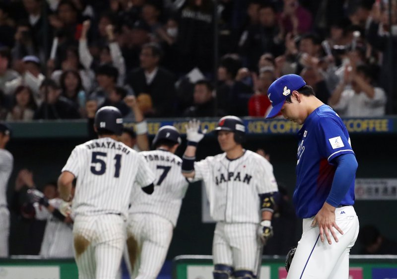 19일 일본 도쿄돔에서 열린 2017아시아프로야구챔피언십(APBC) 결승전 대한민국과 일본과의 경기, 5회말 무사 1,3루 상황에서 일본 니시카와에게 2타점 2루타를 맞은 대한민국 투수 김윤동이 아쉬워하고 있다. 2017.11.19/뉴스1 ⓒ News1 황기선 기자