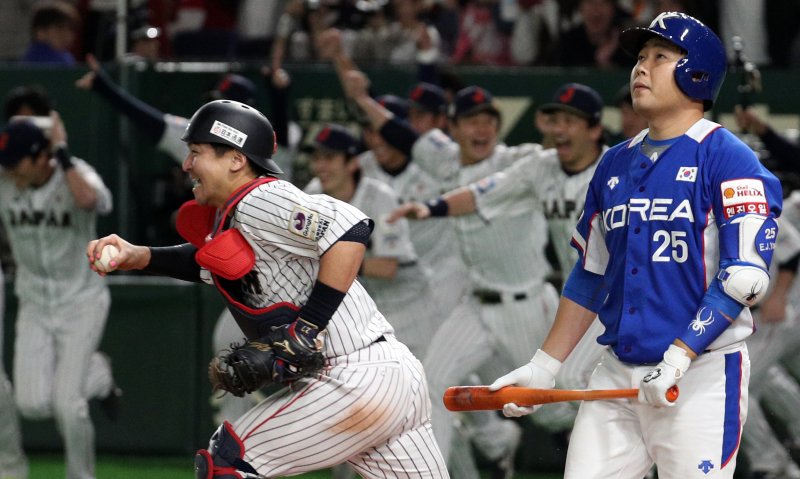 17일 오후(현지시간) 일본 도쿄돔에서 열린 2019 세계야구소프트볼연맹(WBSC) 프리미어12 결승전 대한민국과 일본의 경기에서 9회초 2사 주자없는 상황에서 마지막 아웃카운트를 삼진으로 당한 대한민국 양의지가 아쉬워하고 있다. 2019.11.17/뉴스1 ⓒ News1 황기선 기자