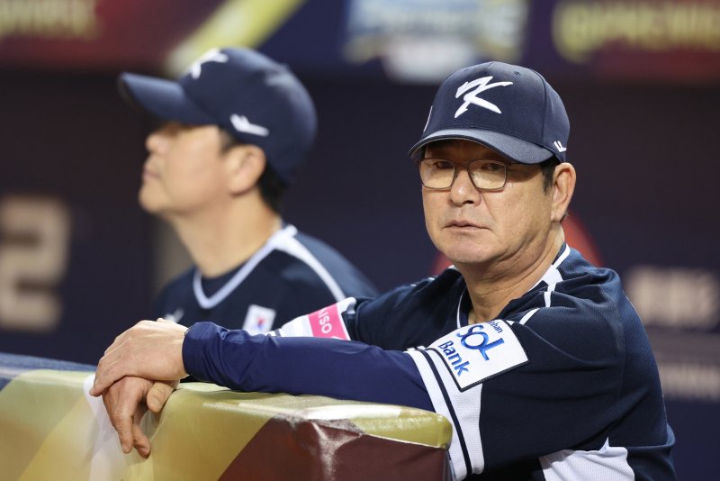 15일(현지시간) 오후 대만 타이베이시 타이베이돔에서 열린 2024 WBSC 프리미어12 B조 예선 대한민국과 일본의 경기에 앞서 대표팀 류중일 감독이 경기장을 바라보고 있다. 2024.11.15/뉴스1 ⓒ News1 장수영 기자