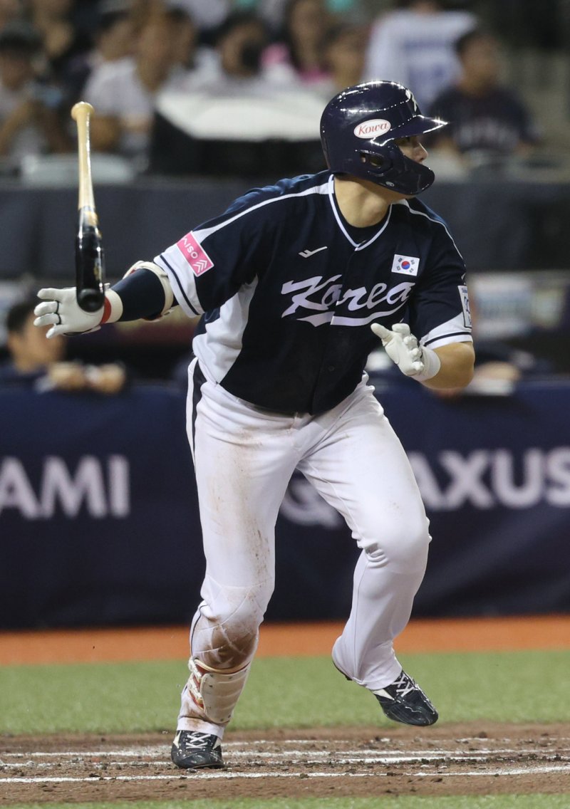 15일(현지시간) 오후 대만 타이베이시 타이베이돔에서 열린 2024 WBSC 프리미어12 B조 예선 대한민국과 일본의 경기, 2회초 대한민국 공격 2사 1, 3루 상황에서 홍창기가 1타점 적시타를 치고 있다. 2024.11.15/뉴스1 ⓒ News1 장수영 기자