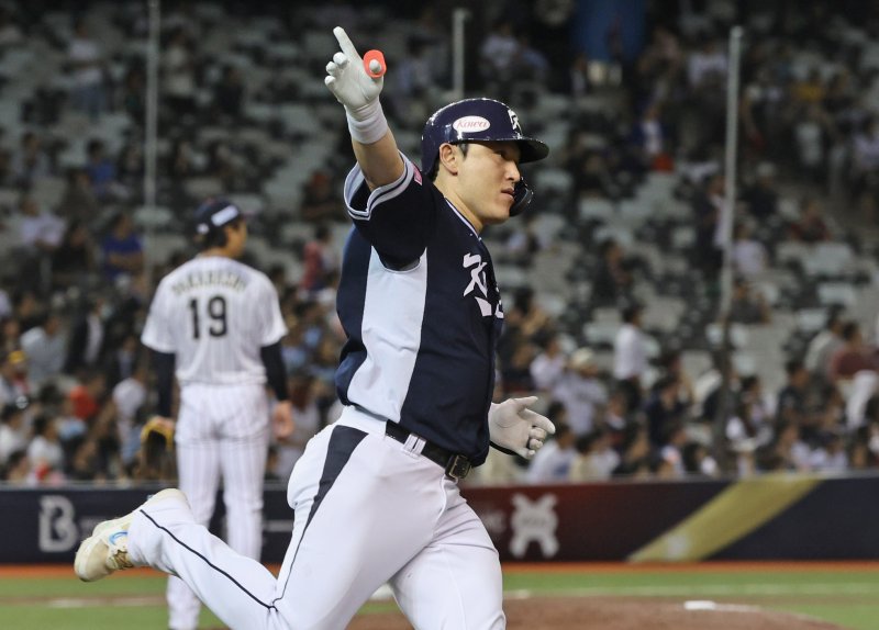 15일(현지시간) 오후 대만 타이베이시 타이베이돔에서 열린 2024 WBSC 프리미어12 B조 예선 대한민국과 일본의 경기, 4회초 대한민국 공격 1사 상황에서 솔로홈런을 친 대한민국 박동원이 세리머니를 하며 홈을 향해 달리고 있다. 2024.11.15/뉴스1 ⓒ News1 장수영 기자