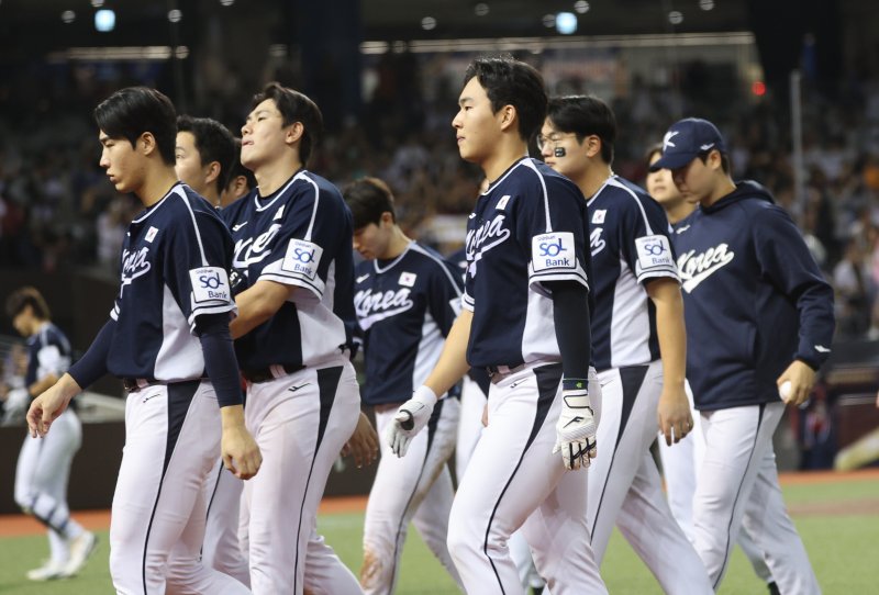 15일(현지시간) 오후 대만 타이베이시 타이베이돔에서 열린 2024 WBSC 프리미어12 B조 예선 대한민국과 일본의 경기에서 3대 6으로 패한 대표팀 선수들이 어두운 표정으로 그라운드를 나서고 있다. 2024.11.15/뉴스1 ⓒ News1 장수영 기자