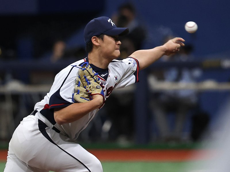 [서울=뉴시스] 정병혁 기자 = 6일 서울 구로구 고척스카이돔에서 2024 WBSC 프리미어12를 앞두고 열린 한국 야구대표팀과 상무의 연습경기, 5회말 상무로 출전한 대표팀 투수 곽도규가 역투하고 있다. 2024.11.06. jhope@newsis.com