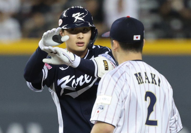 15일(현지시간) 오후 대만 타이베이시 타이베이돔에서 열린 2024 WBSC 프리미어12 B조 예선 대한민국과 일본의 경기, 5회초 대한민국 공격 2사 3루 상황에서 윤동희가 역전 1타점 2루타를 친 뒤 아파트 세리머니 하고 있다. 2024.11.15/뉴스1 ⓒ News1 장수영 기자