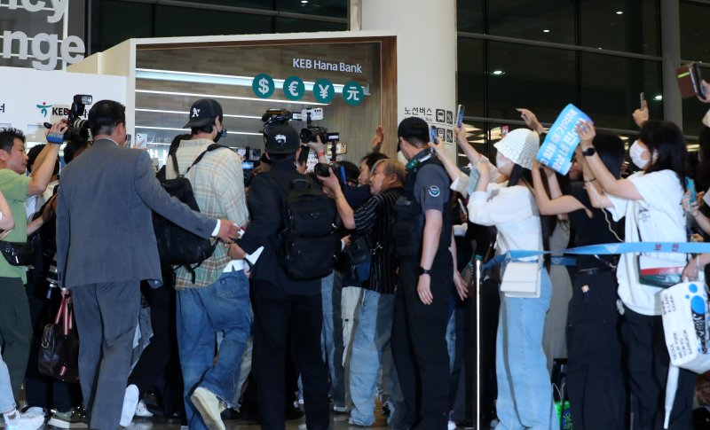 [인천공항=뉴시스] 김혜진 기자 = 배우 변우석이 홍콩에서 열린 아시아 팬 미팅 투어를 마치고 16일 오후 인천국제공항을 통해 입국하고 있다. 변우석은 최근 해외 일정으로 출국하는 중 사설 경호 업체가 공항 입구를 임의로 막거나, 시민들의 여권·탑승권을 검사한 행위를 두고 '과잉 경호' 논란에 휩싸였다. 이에 변우석의 소속사인 바로엔터테인먼트는 과잉 경호에 대해 의견문을 내고 사과했다. 2024.07.16. jini@newsis.com