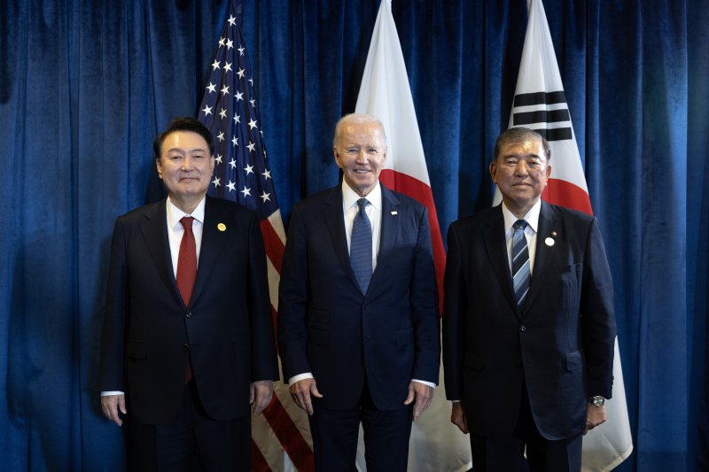 아시아태평양경제협력체(APEC) 정상회의 참석차 페루를 방문 중인 윤석열 대통령이 지난 15일(현지시간) 페루 리마 컨벤션센터에서 조 바이든 미국 대통령, 이시바 시게루 일본 총리와 한미일 정상회의에서 기념촬영하고 있다. (공동취재) /사진=뉴시스