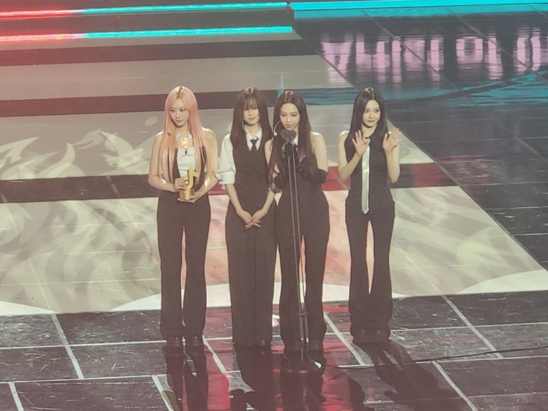 에스파가 15일 오후 서울 동대문구 경희대학교 평화의전당에서 열린 '틱톡 어워즈 코리아' 행사에서 수상 소감을 밝히고 있다. *재판매 및 DB 금지