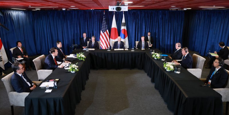 아시아태평양경제협력체(APEC) 정상회의 참석차 페루를 방문 중인 윤석열 대통령이 15일(현지시간) 페루 리마 컨벤션센터에서 조 바이든 미국 대통령, 이시바 시게루 일본 총리와 한미일 정상회의를 하고 있다. /사진=뉴시스