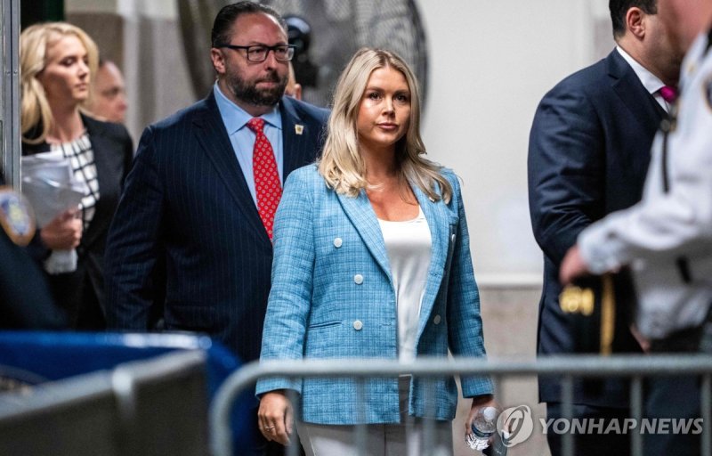 트럼프 2기 백악관 대변인 발탁된 레빗 (FILES) Trump campaign press secretary Karoline Leavitt (C) and Trump adviser Jason Miller (L) arrive at the criminal trial of former US President and Republican presidential candidate Donald Trump's criminal trial at Manhattan Criminal Court in New York City on May 29, 2024. P
