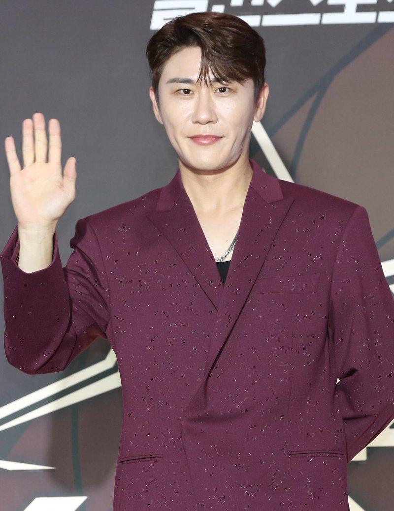 '음원 사재기' 영탁 전 소속사 대표 징역 8개월…법정구속