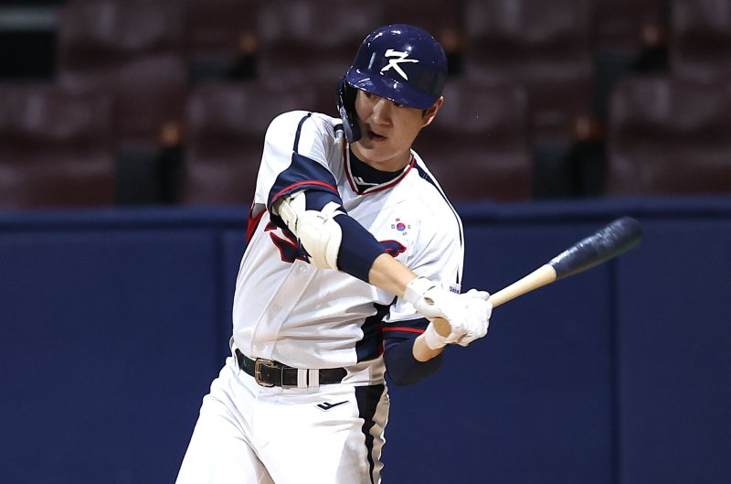 [서울=뉴시스] 정병혁 기자 = 6일 서울 구로구 고척스카이돔에서 2024 WBSC 프리미어12를 앞두고 열린 한국 야구대표팀과 상무의 연습경기, 3회초 1사 주자없는 상황 상무 소속으로 출전한 대표팀 나승엽이 타격하고 있다. 2024.11.06. jhope@newsis.com