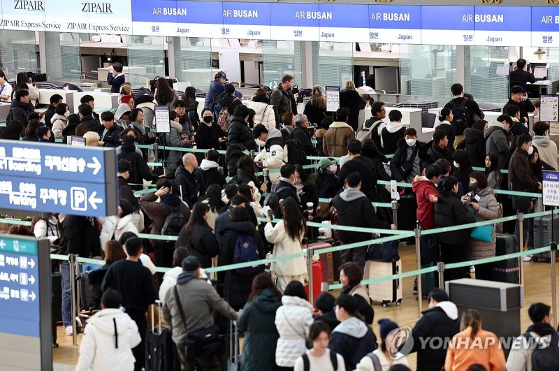 크리스마스 연휴가 시작된 22일 오전 인천국제공항 1터미널 출국장에서 일본으로 향하는 여행객들이 탑승 수속을 하고 있다. 올해 엔화 약세 등으로 일본을 방문한 외국인 수가 코로나19 유행 이후 4년 만에 처음으로 2000만 명을 넘은 것으로 나타난 가운데 국가별로는 한국인이 가장 많았다. 연합뉴스