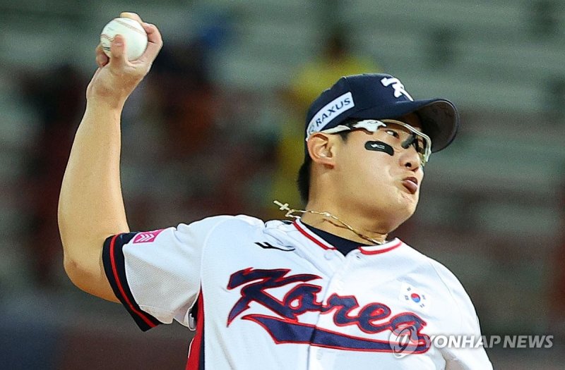 16일 오후 대만 타이베이 톈무야구장에서 열린 세계야구소프트볼연맹(WBSC) 프리미어12 2024 B조 조별리그 대한민국과 도미니카공화국의 경기. 김서현이 역투하고 있다. 연합뉴스