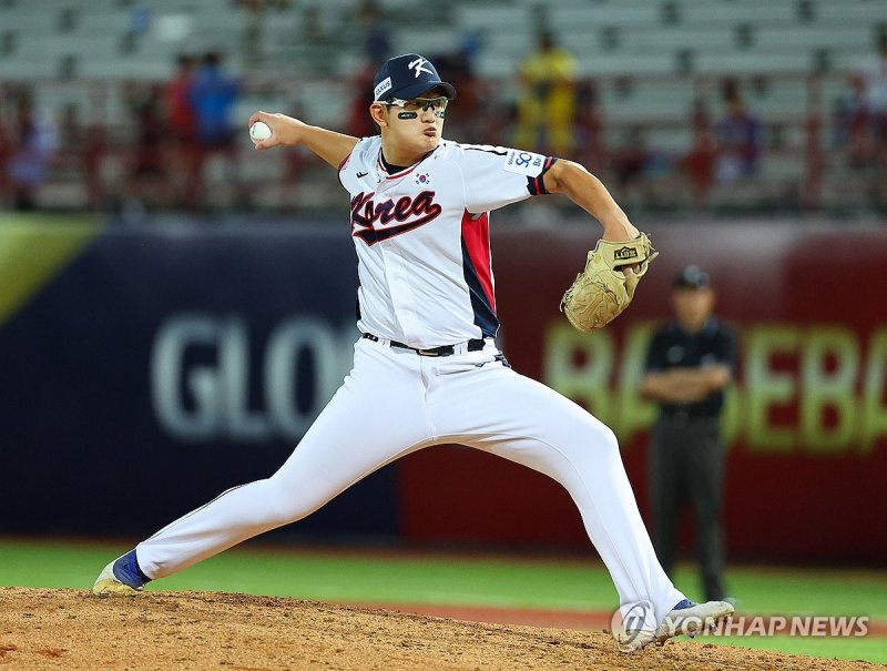 역투하는 김서현 역투하는 김서현 (타이베이=연합뉴스) 한종찬 기자 = 16일 오후 대만 타이베이 톈무야구장에서 열린 세계야구소프트볼연맹(WBSC) 프리미어12 2024 B조 조별리그 대한민국과 도미니카공화국의 경기. 김서현이 역투하고 있다. 2024.11.16 saba@yna.co.kr (끝)