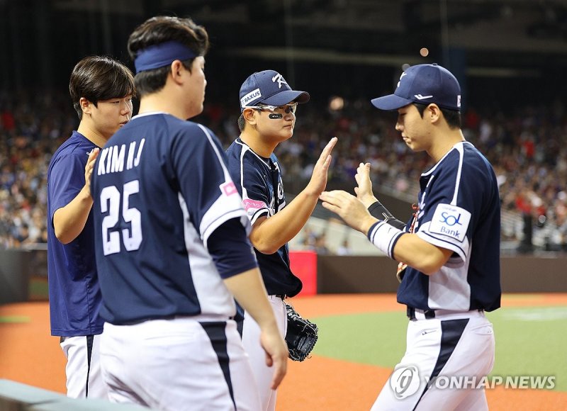 '잘 막았어' '잘 막았어' (타이베이=연합뉴스) 한종찬 기자 = 13일 오후 대만 타이베이돔에서 열린 세계야구소프트볼연맹(WBSC) 프리미어12 2024 B조 조별리그 대한민국과 대만의 경기. 6회말 대만 공격을 막은 김서현이 더그아웃으로 향하며 동료들과 하이파이브를 하고 있다. 2024.11.13 saba@yna.co.kr (끝)