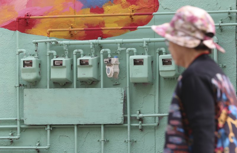 [서울=뉴시스] 김근수 기자 = 22일 서울 용산구의 한 빌라촌에 가스계량기가 설치돼 있다. 통계청 국가통계포털에 따르면 1분기 소득이 낮은 가구에서 전기, 가스 등 연료비 지출이 더 큰 폭으로 증가했다고 밝혔다. 1분기 전기, 가스 및 기타 연료 물가지수는 135.49(2020년=100)으로 작년 동기 30.5% 올랐다. 2023.05.22. ks@newsis.com