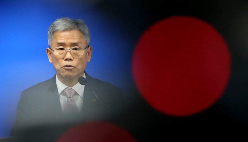 [세종=뉴시스] 강종민 기자 = 김동철 한국전력공사 사장이 8일 세종시 정부세종청사에서 경영위기 극복을 위한 자구책과 전기요금 조정방안을 발표하고 있다. 김 사장은 이 자리에서 서민경제 부담을 고려해 주택용과 소상공인 요금은 동결하고 산업용 대용량을 오는 9일부터 10.6원/㎾h 인상한다고 밝혔다. 2023.11.08. ppkjm@newsis.com