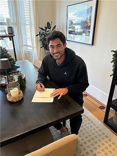 프로야구 SSG, 외국인 투수 화이트 영입…"한국은 어머니 나라" 프로야구 SSG, 외국인 투수 화이트 영입…"한국은 어머니 나라" (서울=연합뉴스) 프로야구 SSG 랜더스가 외국인 투수 미치 화이트와 총액 100만 달러(약 13억9천만원) 전액 보장에 계약했다고 16일 발표했다. 1994년생 우완 화이트는 2016년 로스앤젤레스 다저스에서 프로 생활을 시작했고, 이후 토론토 블루제이스, 샌프란시스코 자이언츠를 거쳐 올해 밀워키 브루어스에서 뛰었다. 사진은 계약서에 사인하는 미치 화이트, 2024.11.16 [SSG 랜더스 제공. 