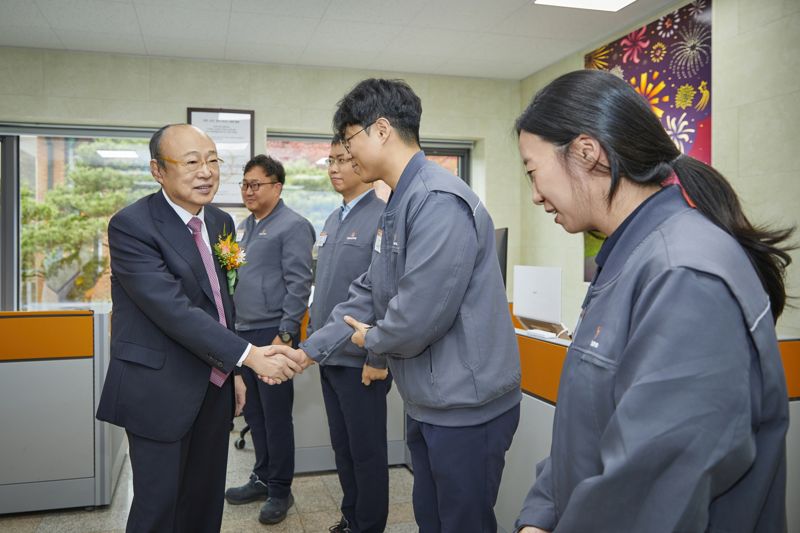 김승연 한화그룹 회장(왼쪽 첫번째)이 14일 한화 보은사업장을 찾아 직원들을 격려하고 있다. 한화그룹 제공