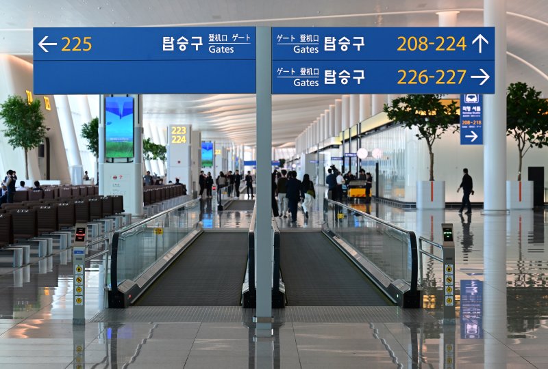 인천공항 4단계 운영준비 현장점검이 진행되는 10월 30일 인천공항 제2터미널 확장지역에 위치한 출국장에서 인천공항공사 관계자들이 통행하고 있다. (공동취재) 2024.10.30/뉴스1 ⓒ News1 이승배 기자