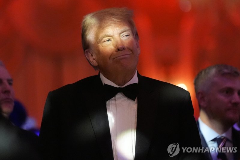 트럼프 당선인 President-elect Donald Trump listens during an America First Policy Institute gala at his Mar-a-Lago estate, Thursday, Nov. 14, 2024, in Palm Beach, Fla. (AP Photo/Alex Brandon)