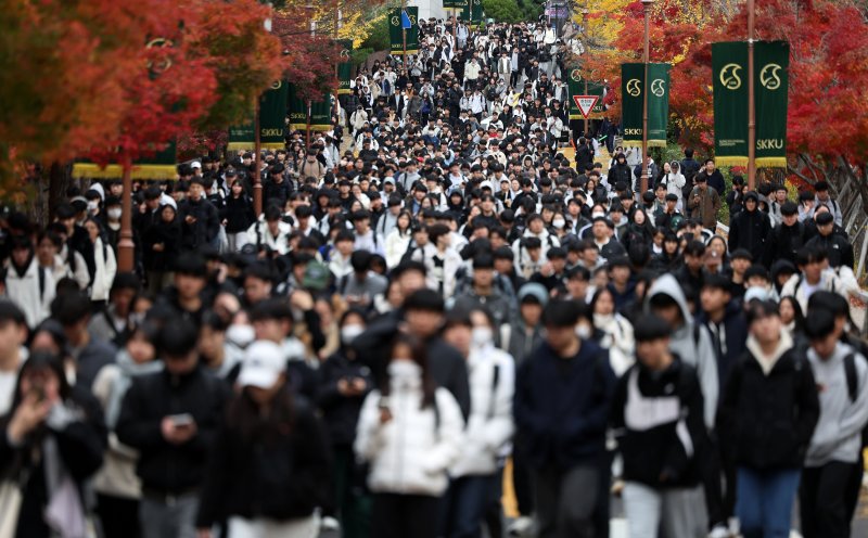 [서울=뉴시스] 홍효식 기자 = 17일 오전 서울 종로구 성균관대학교에서 열린 2025학년도 수시모집 논술시험을 마친 수험생들이 고사장을 나서고 있다. 2024.11.17. yesphoto@newsis.com