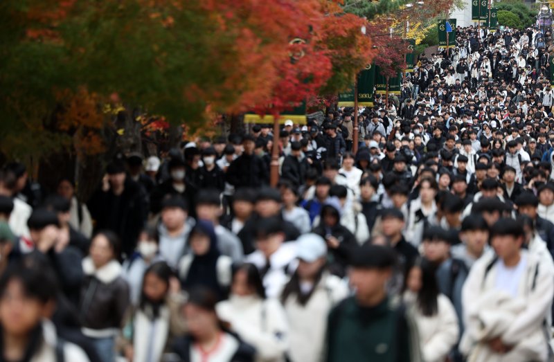 [서울=뉴시스] 홍효식 기자 = 17일 오전 서울 종로구 성균관대학교에서 열린 2025학년도 수시모집 논술시험을 마친 수험생들이 고사장을 나서고 있다. 2024.11.17. yesphoto@newsis.com