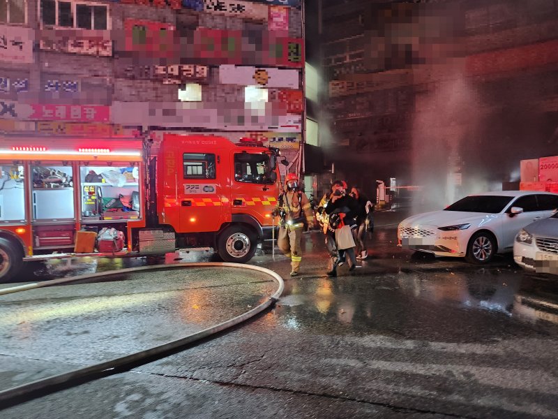 "이거 못들어가겠는데", 베테랑 소방관 "창문 다깨"...52명 살렸다