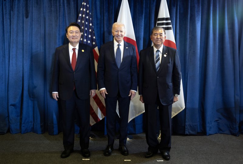 아시아태평양경제협력체(APEC) 정상회의 참석 차 페루를 방문 중인 윤석열 대통령이 지난 15일(현지시간) 리마 컨벤션센터에서 한미일 정상회의 개최 전 조 바이든 미국 대통령(가운데), 이시바 시게루 일본 총리와 기념촬영을 하고 있다. 세 정상은 이날 안보·외교 등을 포함한 다양한 분야의 협력을 강화하기 위해 한미일 협력사무소를 설립하기로 했다. 세 정상은 또 북한의 러시아·우크라이나 전쟁 파병이 유엔 안전보장이사회 결의 위반이라며 이를 강력 규탄했다. 연합뉴스