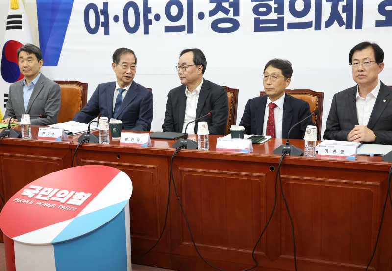 당정, 의료계와 두번째 만남 한덕수 국무총리와 이진우 대한의학회장, 이종태 KAMC 이사장, 이만희 국민의힘 의원(왼쪽 두번째부터) 등이 17일 여의도 국회에서 열린 여·야·의·정 협의체 2차 회의에 참석해 의대 증원 방안 등을 논의했다. 맨 왼쪽은 이주호 사회부총리 겸 교육부 장관. 야당과 전공의 단체는 이번에도 참여하지 않았다. 연합뉴스