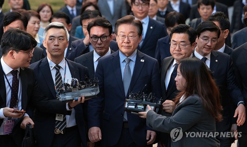 더불어민주당 이재명 대표(앞줄 왼쪽 세번째)가 지난 15일 오후 서울 서초구 서울중앙지법에서 열린 공직선거법 위반 혐의 관련 1심 선고 공판을 마친 뒤 법원 청사를 나서고 있는 모습 연합뉴스