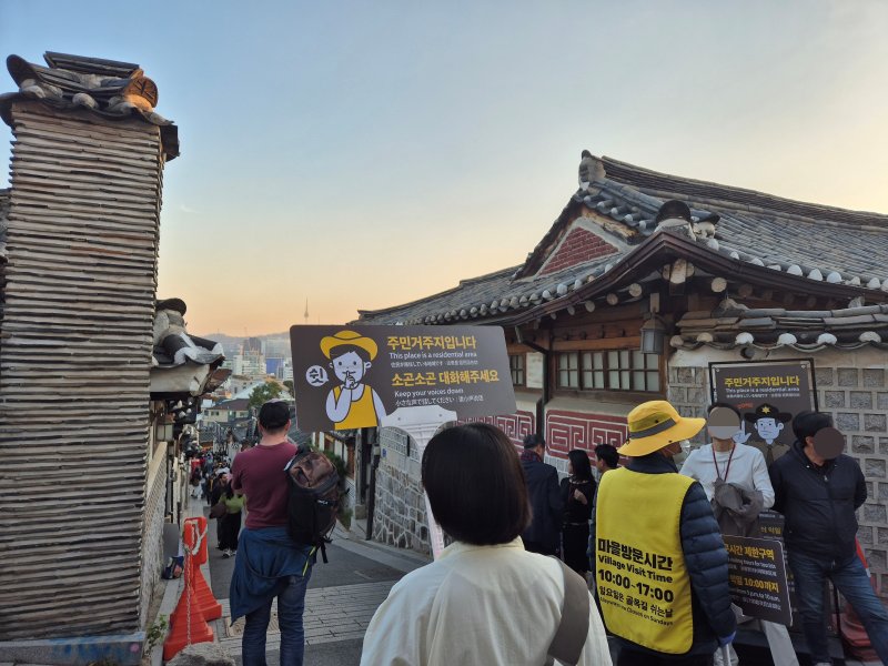 지난 11일 서울 종로구 북촌 한옥마을 일대에서 현장 관리요원들이 안내를 하고 있다. 사진=장유하 기자