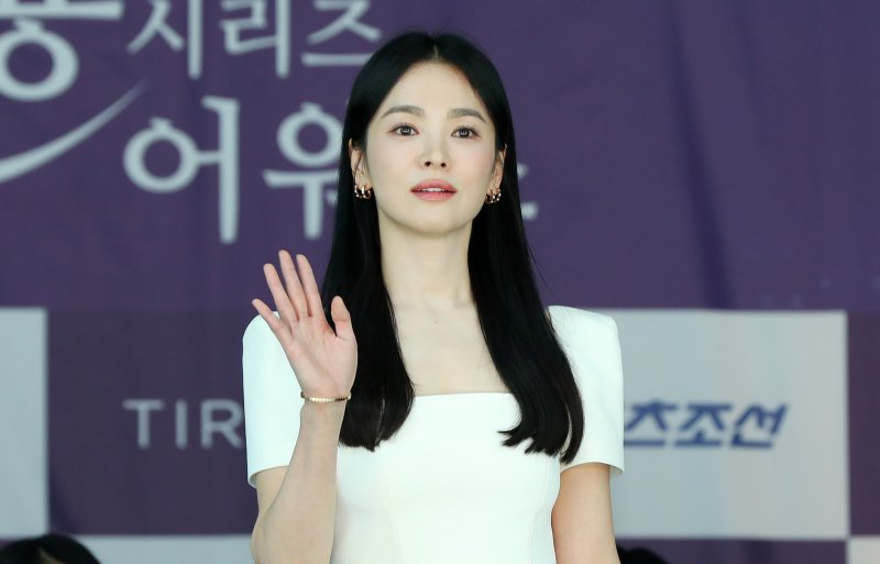 [인천=뉴시스] 김혜진 기자 = 배우 송혜교가 25일 오후 인천 중구 상상플랫폼에서 열린 제3회 청룡시리즈어워즈 핸드프린팅 행사에서 포즈를 취하고 있다. 2024.06.25. jini@newsis.com