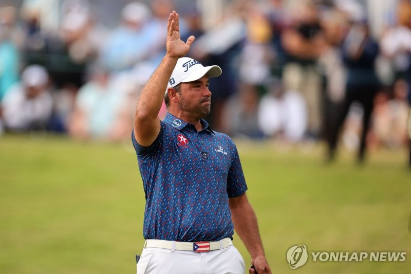 우승 후 팬들에게 인사하는 캄포스 SOUTHAMPTON, BERMUDA - NOVEMBER 17: Rafael Campos of Puerto Rico reacts after putting in to win on the 18th green during the final round of the Butterfield Bermuda Championship 2024 at Port Royal Golf Course on November 17, 2024 in Southampton, Bermuda. Alex Slitz/Getty Images/AFP