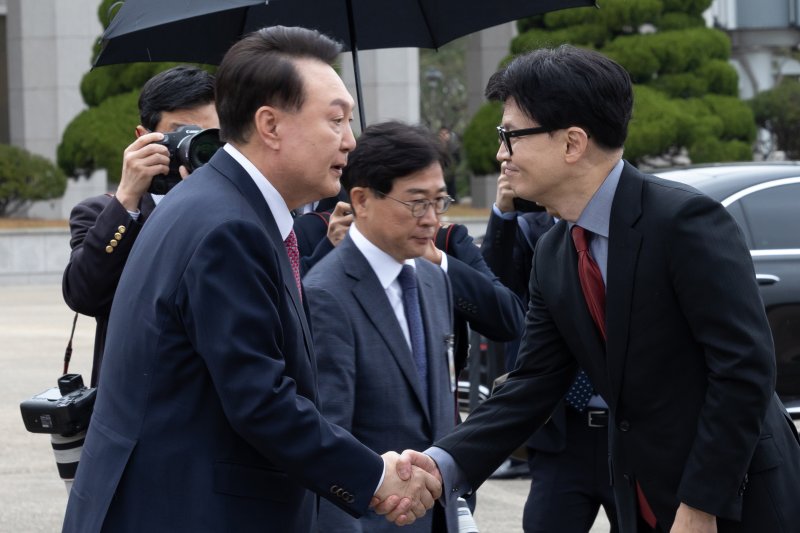 윤석열 대통령이 14일 성남 서울공항에서 아시아태평양경제협력체(APEC) 및 주요 20개국(G20) 정상회의 참석을 위해 출국하며 환송 나온 한동훈 국민의힘 대표와 악수하고 있다. (대통령실 제공) 2024.11.14/뉴스1 ⓒ News1 송원영 기자