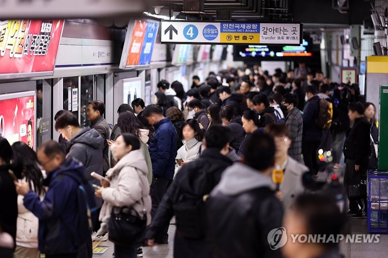 민주노총 공공운수노조 전국철도노동조합(철도노조)이 준법투쟁(태업)에 들어간 18일 오전 서울역 1호선에서 시민들이 기차를 기다리고 있다. 사진=연합뉴스