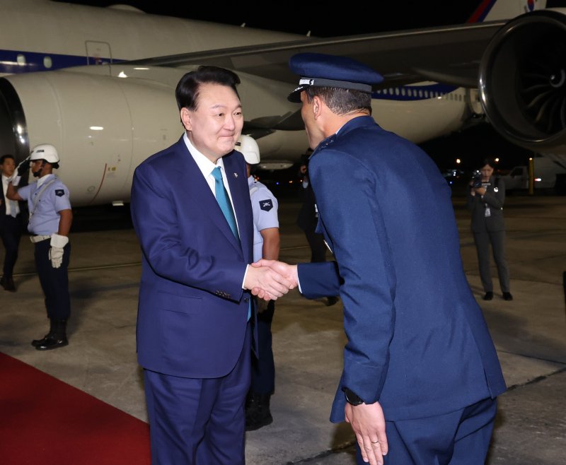 윤석열 대통령이 17일(현지시간) 주요 20개국(G20) 정상회의 참석차 브라질 리우데자네이루 갈레앙 공군기지에 도착해 환영 나온 파비우 실바 공군기지 단장(대령)과 악수하고 있다. /사진=뉴시스화상