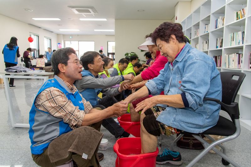 지역 사회와 동행하는 광양제철소...광양 섬거·신시마을서 대대적 연합봉사 활동