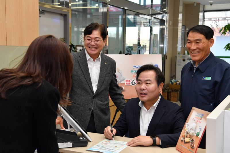 김학홍 경북도 행정부지사(오른쪽 두번째)가 18일 경북농협 서안동농협 신도청지점에서 건강한 쌀 소비문화 확산을 위한 사회공헌형 상품인 '밥심(心)나눔적금'에 가입하고 있다. 경북농협 제공