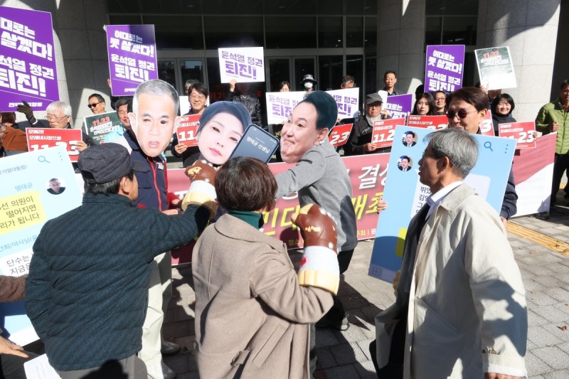 18일 전북도의회 앞에서 윤석열 대통령 퇴진을 바라는 시민사회단체 퍼포먼스가 진행됐다. 연합뉴스