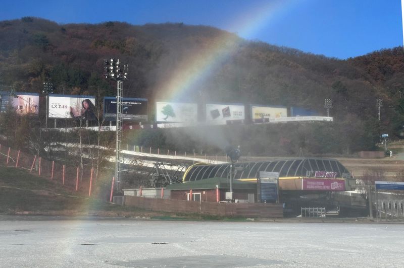 18일 아침 전국기온이 영하로 떨어지면서 경기도 광주 곤지암리조트가 12월 초 24/25시즌 스키장 개장을 목표로 첫 인공눈 제설작업을 시작했다. 곤지암리조트는 새벽 기온이 영하 3도까지 떨어지자 제설기 100여대를 동원, 스키장의 슬로프에서 첫 제설작업을 진행하였다. 곤지암리조트는 11월 기온이 영하로 떨어지는 기간에 집중적으로 제설작업을 진행해 12월 초 스키장을 오픈 할 계획이다. 사진=곤지암리조트 제공