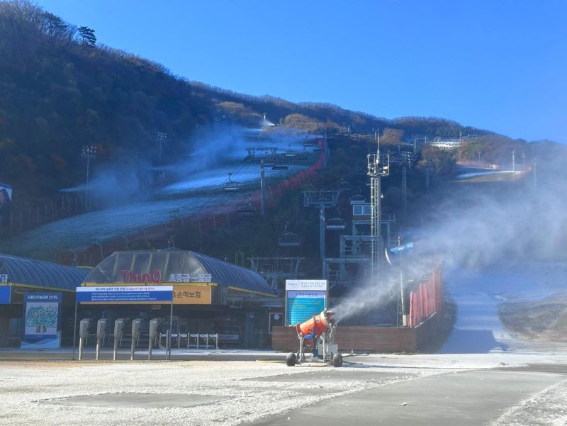 18일 아침 전국기온이 영하로 떨어지면서 경기도 광주 곤지암리조트가 12월 초 24/25시즌 스키장 개장을 목표로 첫 인공눈 제설작업을 시작했다. 곤지암리조트는 새벽 기온이 영하 3도까지 떨어지자 제설기 100여대를 동원, 스키장의 슬로프에서 첫 제설작업을 진행하였다. 곤지암리조트는 11월 기온이 영하로 떨어지는 기간에 집중적으로 제설작업을 진행해 12월 초 스키장을 오픈 할 계획이다. 사진=곤지암리조트 제공