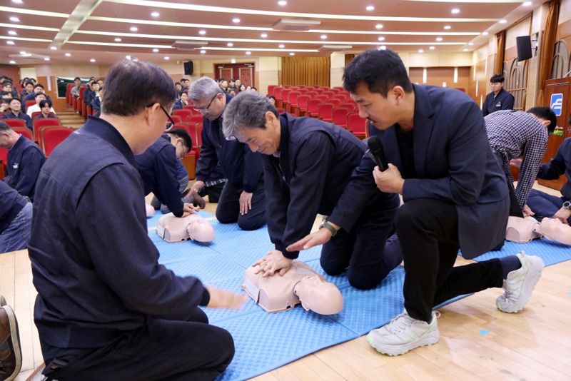 부산교통공사 임직원들이 교육용 마네킹으로 심폐소생술과 자동심장충격기 사용법 등을 실습하고 있다. 공사 제공