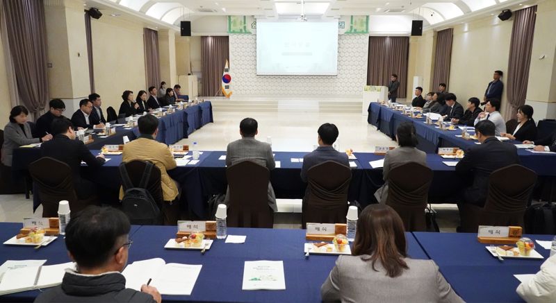 이미라 산림청 차장(왼쪽줄 왼쪽 다섯번째)이 18일 열린 산림 청년포럼에서 청년 임업인들에게 창업 및 일자리 창출을 위한 산림청의 정책방향을 밝히고 있다. 산림청 제공