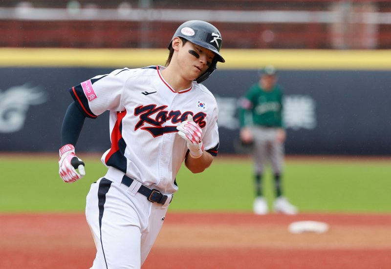 대만 타이베이 톈무야구장에서 열린 세계야구소프트볼연맹(WBSC) 프리미어12 2024 B조 조별리그 대한민국과 호주의 경기 6회말 2사 1루에서 김도영이 투런 홈런을 치고 그라운드를 돌고 있다. 연합뉴스