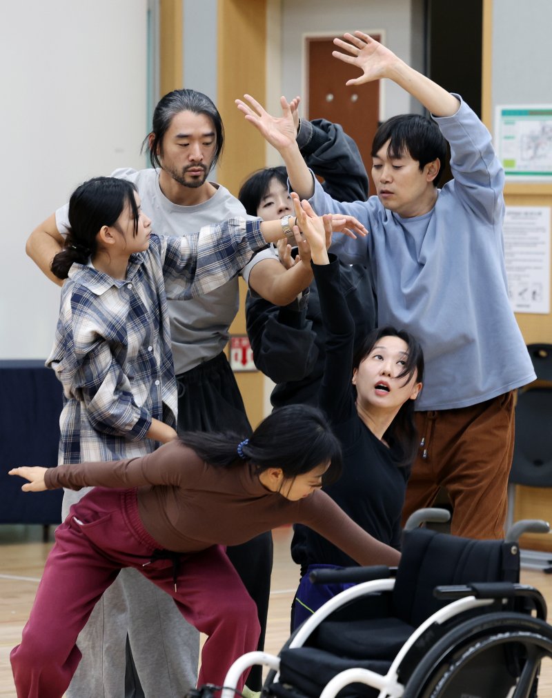 18일 오후 서울 중구 국립극장에서 열린 연극 '몬스터 콜스' 연습실 공개 행사에서 지혜연을 비롯한 참석 배우들이 하이라이트 장면을 시연하고 있다. 연극 '몬스터 콜스'(A Monster Calls)는 영국 최고의 아동 문학상인 카네기 상 수상 소설을 원작으로 한 작품으로, 장애인과 비장애인 배우가 함께 참여해 각각의 고유한 특성을 살린 목소리와 신체 표현을 통해 이야기를 전달하는 방식으로 진행된다. 2024.11.18/뉴스1 ⓒ News1 이동해 기자