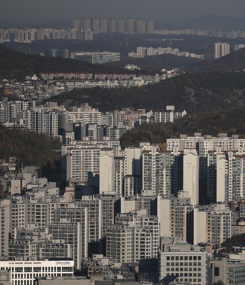 국내 대형 건설사들의 3·4분기 영업이익률이 5%에도 미치지 못하는 것으로 나타났다. 이에 따라 건설업계는 공격적인 외형 확장보다는 수익성 중심의 수주로 내실을 찾는 전략으로 선회하고 있다. 18일 오후 서울 중구 남산에서 바라본 서울 시내 주택과 아파트 단지의 모습. 뉴시스