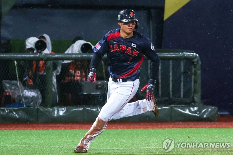 일본 대표팀 4번 타자 모리시타 Japan's batter Shota Morishita runs back to home base during the WBSC Premier 12 Group B baseball game between Japan and the Dominican Republic at the Tianmu Baseball Stadium in Taipei on November 18, 2024. (Photo by I-Hwa CHENG / AFP)