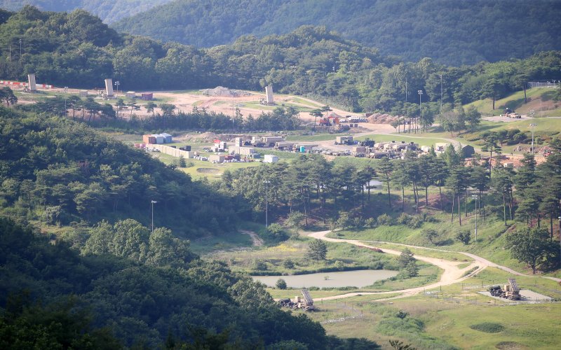 22일 오후 경북 성주군 주한미군 고고도미사일방어체계(THAAD·사드) 기지에 발사대가 기지 상공을 향해 세워져 있다. 2023.6.22/뉴스1 ⓒ News1 공정식 기자