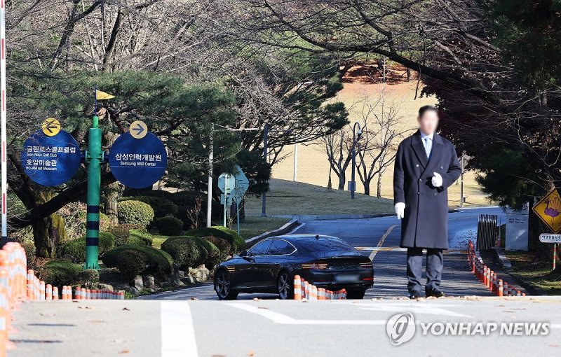 호암 이병철 삼성 창업회장의 36주기 추도식이 열린 지난해 11월 경기도 용인 호암미술관 인근 선영에 차량이 오가고 있다. 연합뉴스